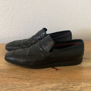 [GUCCI] Mens size 8. Black Embossed Monogram Italian Leather slip on loafers.